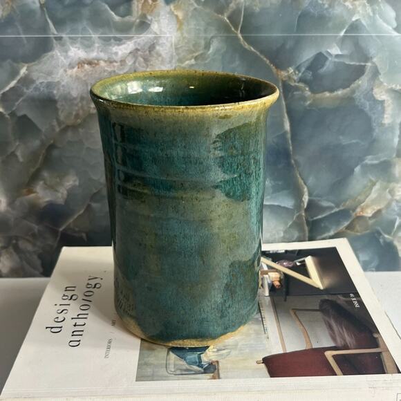 Studio Art Pottery Vase 7" Green Glossy Finish Hand Turned Signed - Picture 3 of 10